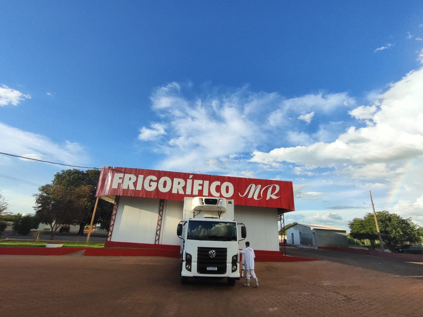 Caminhão refrigerado na doca do Frigorífico MR