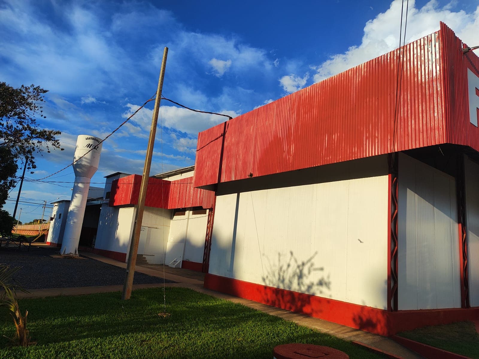 Fachada lateral do Frigorífico MR com identificação da unidade