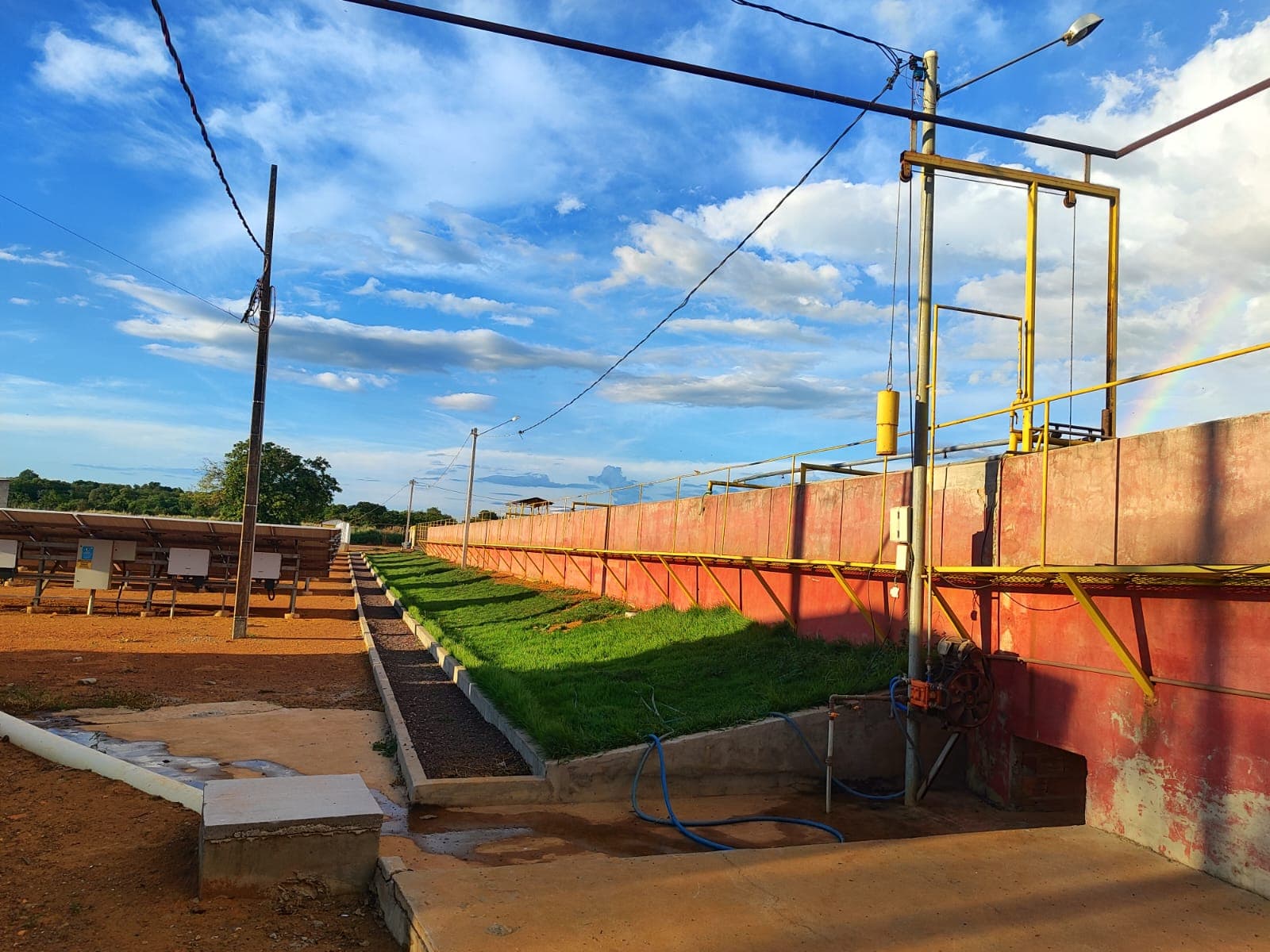 Painéis solares na operação do Frigorífico MR