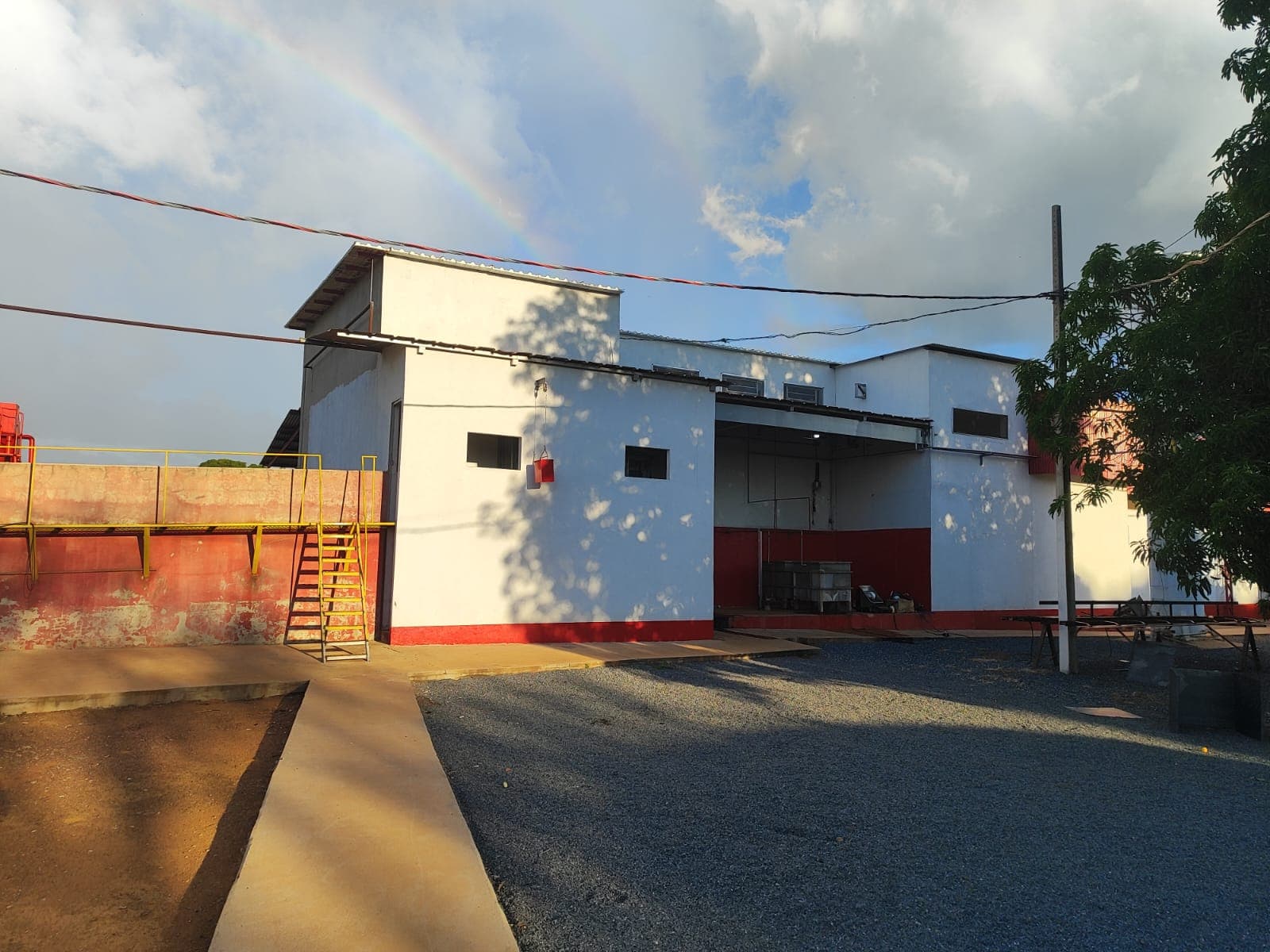 Vista externa das instalações do Frigorífico MR